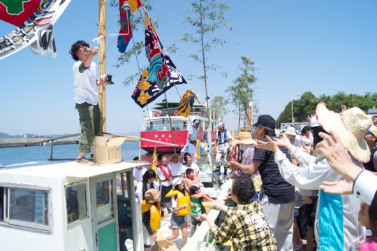 2015年5月5日。移住者である若手漁師の独り立ちを祝う船のお披露目式と、端午の節句のお祝いを兼ねた餅まきの様子。島でこれらのお祝いが開かれたのは約20年ぶりとのこと。